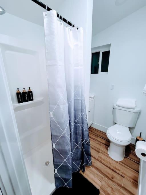 Retreat - With King Bed - 10 Min From Airp - Unit C Holiday home